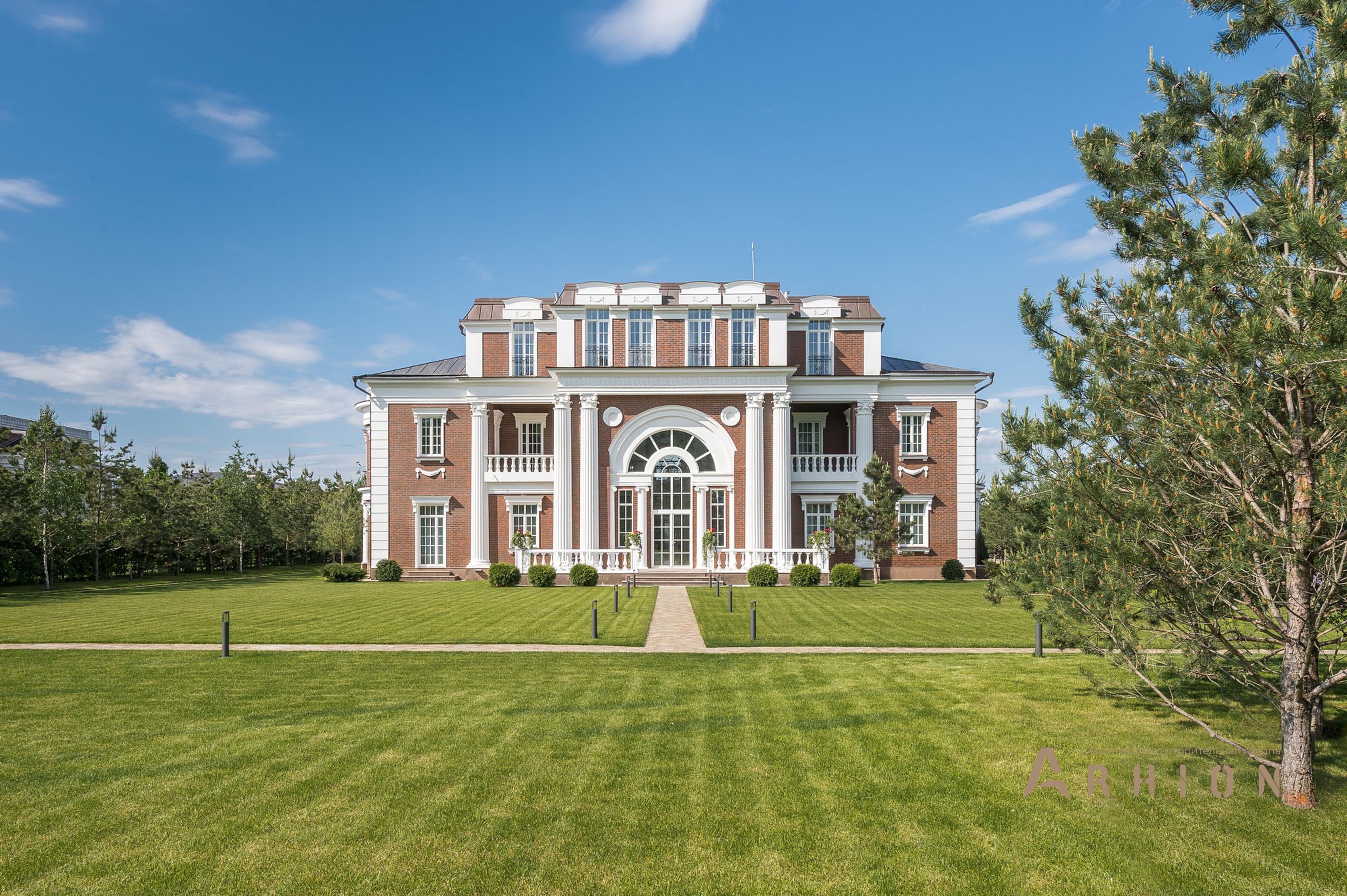 3. Проект трехэтажного дома в классическом стиле с многоскатной кровлей, gk-01, площадью - 1200 кв c сауной, терассой, эркером, вторым светом